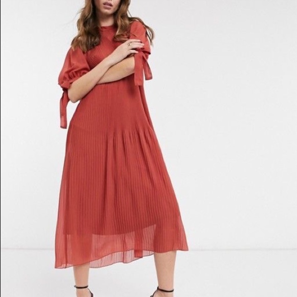 🆕 Pleated midi dress